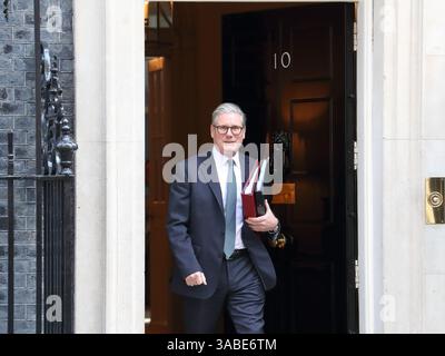 London, Großbritannien. April 2025. Der britische Premierminister Sir Keir Starmer verlässt die Downing Street 10, um an den wöchentlichen Fragen des Premierministers der PMQ im Parlament teilzunehmen. Quelle: Uwe Deffner/Alamy Live News Stockfoto