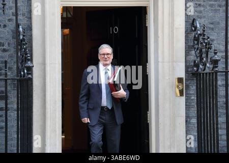 London, Großbritannien. April 2025. Der britische Premierminister Sir Keir Starmer verlässt die Downing Street 10, um an den wöchentlichen Fragen des Premierministers der PMQ im Parlament teilzunehmen. Quelle: Uwe Deffner/Alamy Live News Stockfoto