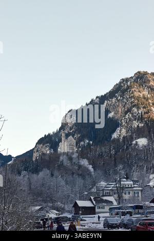 Majestätisches Schloss Neuschwanstein in den schneebedeckten Bayerischen Alpen während der Wintersaison Stockfoto
