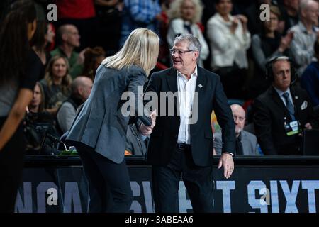 UConn Huskies Cheftrainer Geno Auriemma wird von Oklahoma Sooners Cheftrainer Jennie Baranczyk während der NCAA Women's Championship - Regional 4 in Spokane - Sweet 16 am Samstag, den 29. März 2025, in der Spokane Arena in Spokane, WA begrüßt. Die Huskies besiegten die Sooners 82–59. (Jon Endow/Bild des Sports) Stockfoto