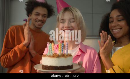 Lächelnde multirassische Freunde multiethnische Menschen gratulieren Vielfalt Mann Frauen Afroamerikaner Guy Kaukasier Mädchen Frauen Männer zu Hause feiern Stockfoto