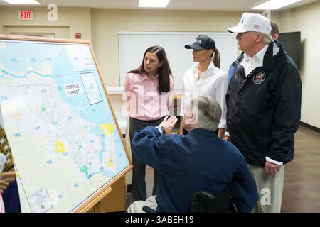 29. August 2017 - Houston, Texas, Vereinigte Staaten von Amerika - HOUSTON, TX - 29. AUGUST: Präsident Donald J. Trump und First Lady Melania Trump, zusammen mit der amtierenden Heimatschutzministerin Elaine Duke, hören zu, wie der Gouverneur von Texas Greg Abbott am Dienstag, den 29. August 2017, in Corpus Christi über die Hilfs- und Rettungsbemühungen von Hurrikan Harvey informiert. Texas..Leute: Präsident Donald J. Trump und First Lady Melania TrumpÃ (Bild: © SMG via ZUMA Wire) Stockfoto