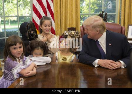 27. Oktober 2017 – Washington, District of Columbia, Vereinigte Staaten von Amerika – Präsident Donald J. Trump begrüßt Halloween-Trick-or-Treatter im Oval Office am Freitag, 27. Oktober 2017, im Weißen Haus in Washington, D.C. Leute: Präsident Donald J. Trump. (Kreditbild: © SMG via ZUMA Wire) Stockfoto