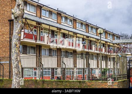 Traditionelle Stadtwohnungen mit Balkonen in Londoner Vorstadt-Wohngegend Stockfoto