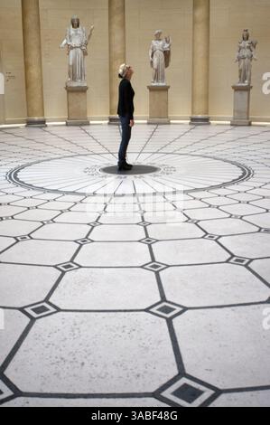 25. September 2010 - Berlin, Berlin, Deutschland - Rotunde im Alten Museum, Skulpturen im Atrium des Alten Museums auf der Museumsinsel, Museumsinsel in Berlin, Deutschland. Das Alte Museum ist eines von mehreren international renommierten Museen auf der Museumsinsel in Berlin. Seit den Restaurierungsarbeiten im Jahr 1966 beherbergt es die Antikensammlung der Staatlichen Museen zu Berlin. Das Museum wurde zwischen 1823 und 1830 vom Architekten Karl Friedrich Schinkel im neoklassizistischen Stil erbaut, um die Kunstsammlung der preußischen Königsfamilie zu beherbergen. Das historische, geschützte Gebäude zählt Stockfoto