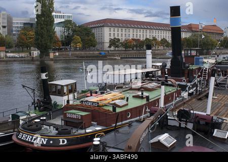 29. September 2010 - Berlin, Berlin, Deutschland - Alter Hafen von Inselbruecke, Berlin, Deutschland. Das Ufer der Spree in Friedrichshain und der Osthafen bieten eine der lebhaftesten und angenehmsten Wege zum Fluss im zentralen Stadtgebiet. Die Docks sind ein schmales Band, das sich ein bis zwei Kilometer zwischen dem Fluss und dem sechsspurigen Verkehrsweg erstreckt, der die Spree von der JannowitzbrÃ¼cke (Jannowitz-Brücke) bis zur Stralauer Halbinsel begleitet. . Obwohl es immer noch Torhäuser gibt, können Besucher ungestört zu den Bahngleisen und Lagerhäusern gelangen Stockfoto