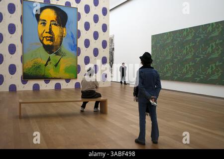 29. September 2010 - Berlin, Berlin, Deutschland - Gemälde des Vorsitzenden Mao von Andy Warhol im Hamburger Bahnhof Museum für Zeitgenössische Kunst in Berlin. Eine Leinwand des US-amerikanischen Popkünstlers Andy Warhol vom chinesischen kommunistischen Führer Mao Zedong hat sich für 7,6 Millionen Â verkauft - mehr als 18 Mal so viel wie bei der letzten Auktion. Der Künstler soll durch den historischen Besuch des damaligen US-Präsidenten Richard Nixon in China im Jahr 1972 inspiriert worden sein, die ikonische Serie der Gemälde des Vorsitzenden Mao zu erschaffen. Warhol verwandelte das offizielle Porträt des chinesischen Führers, in diesem Fall mit dem Stockfoto