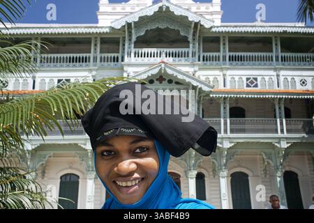 11. April 2015 - Sansibar, Tansania - Mode-Lokalfrau vor der Alten Dispensary oder Ithnasheri Dispensary, typisch für südasiatische Architektur in Stone Town, Sansibar, Tansania. (Bild: © Sergi Reboredo via ZUMA Wire) Stockfoto