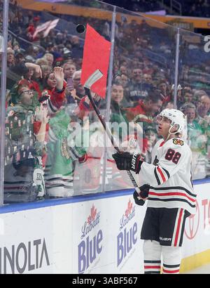 17. März 2018: Patrick Kane (88), der aus South Buffalo und Chicago Blackhawk stammt, wirft einen Puck für Blackhawks-Fans während des Vorspiels für das NHL-Hockeyspiel zwischen den Chicago Blackhawks und Buffalo Sabres im KeyBank Center in Buffalo, N.Y. (Nicholas T. LoVerde/Cal Sport Media) (Credit Image: &Copy; Nicholas T. Loverde/CSM) via ZUMA Wire) Stockfoto