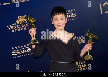 17. März 2018 - Macao, China - Gewinner des Lifetime Achievement Award und beste Schauspielerin für den Film „Love Education“ SYLVIA CHANG während der 12. Asian Film Awards 2018, organisiert von der Asian Film Awards Academy, im Venetian Hotel Macao. (Bild: © Jayne Russell Via ZUMA Wire) Stockfoto