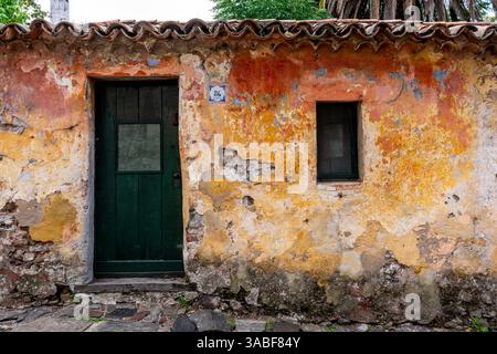 Ein traditionelles Haus in der Calle de los Suspiros, Colonia del Sacramento, Colonia Department, Uruguay. Stockfoto