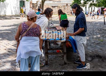 Ein Souvenirstand in der Stadt Colonia del Sacramento, Colonia Departement, Uruguay. Stockfoto