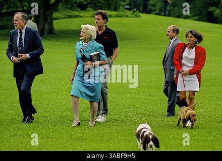 23. Juni 1991: Washington, District of Columbia, Vereinigte Staaten von Amerika - Washington, DC, USA, 23. Juni 1991. Präsident George H.W. Bush kehrt über Marine One aus Camp David ins Weiße Haus zurück und landet auf dem South Lawn. Begleitet von seinem Sohn Marvin Bush und seiner Tochter Dora Bush und der First Lady Barbara Bush und den Familienhunden. (Kreditbild: © Mark Reinstein via ZUMA Wire) Stockfoto