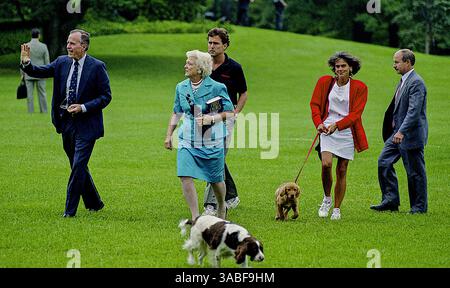 23. Juni 1991: Washington, District of Columbia, Vereinigte Staaten von Amerika - Washington, DC, USA, 23. Juni 1991. Präsident George H.W. Bush kehrt über Marine One aus Camp David ins Weiße Haus zurück und landet auf dem South Lawn. Begleitet von seinem Sohn Marvin Bush und seiner Tochter Dora Bush und der First Lady Barbara Bush und den Familienhunden. (Kreditbild: © Mark Reinstein via ZUMA Wire) Stockfoto