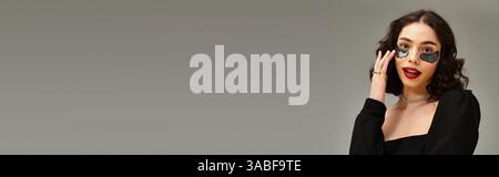 Eine auffällige junge Frau zeigt ihre Schönheit, mit roten Lippen und stilvollen Zahnspangen, die Charme und Banner ausstrahlt Stockfoto