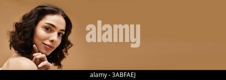 Eine hübsche junge Frau zeigt ihre strahlende Haut, während sie Schönheitstipps teilt, Banner Stockfoto