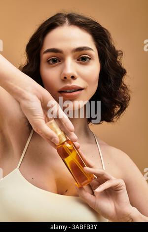 Eine junge Frau mit Zahnspangen zeigt ihre Lieblings-Hautpflegeprodukte und hebt Schönheitstipps hervor. Stockfoto