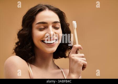 Eine fröhliche junge Frau, die ihr strahlendes Lächeln in Zahnspangen zeigt Stockfoto