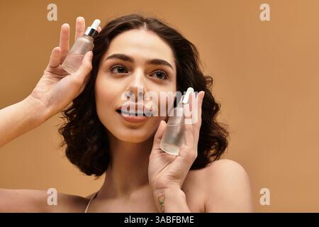 Hübsche junge Frau zeigt ihre Schönheitspflege-Routine mit Enthusiasmus und Charme. Stockfoto
