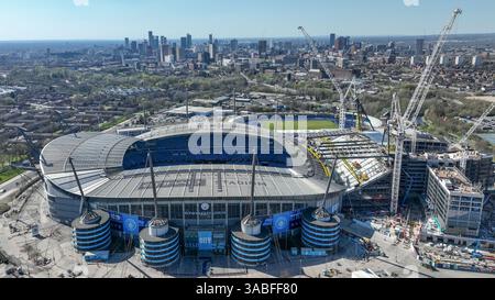 Eine Luftaufnahme des Etihad-Stadions und der Bauarbeiten an der Nordtribüne während des Premier League-Spiels Manchester City gegen Leicester City im Etihad Stadium, Manchester, Großbritannien, 2. April 2025 (Foto: Mark Cosgrove/News Images) in Manchester, Großbritannien am 2. April 2025. (Foto: Mark Cosgrove/News Images/SIPA USA) Stockfoto