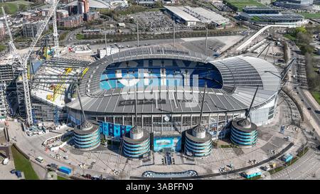 Eine Luftaufnahme des Etihad-Stadions und Bauarbeiten an der Nordtribüne während des Premier League-Spiels Manchester City gegen Leicester City im Etihad Stadium, Manchester, Großbritannien, 2. April 2025 (Foto: Mark Cosgrove/News Images) in Manchester, Großbritannien am 2. April 2025. (Foto: Mark Cosgrove/News Images/SIPA USA) Stockfoto