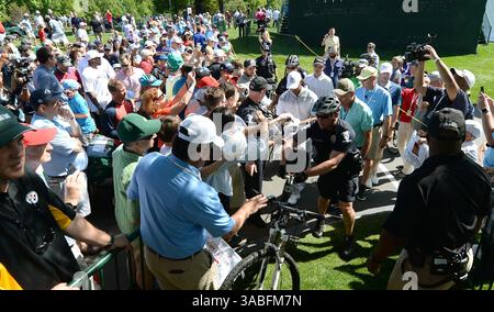 1. Mai 2018 – Charlotte, NC, USA – Polizeibeamte von Charlotte nutzen ihre Fahrräder, um die Menschenmenge unter Kontrolle zu halten, während der Golfspieler Tiger Woods, Center, Autogramme auf seinem Weg zum Putting Green in Vorbereitung auf die Wells Fargo Championship im Quail Hollow Club in Charlotte, N.C., am 1. Mai 2018 unterzeichnet. (Bild: © Jeff SINER/TNS via ZUMA Wire) Stockfoto