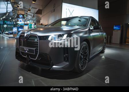 BMW iX Electric SUV im BMW Museum, München, Deutschland Stockfoto