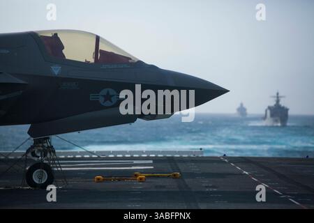 30. April 2018 – Pazifischer Ozean – eine F-35B Lightning II wird an Bord des Amphibienangriffsschiffs USS Essex (LHD 2) der Wasp-Klasse fotografiert, als das Amphibienanlegeschiff USS Rushmore (LSD 47) und das Amphibientransportschiff USS Anchorage (LPD 23) am 30. April 2018 mit Essex einen simulierten Strait Transit durchführen. (Bild: © US Navy/ZUMA Wire/ZUMAPRESS.com) Stockfoto