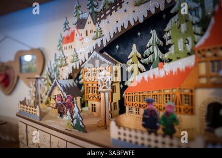 Hölzerne Diorama der schneebedeckten Dorfszene mit Uhrturm und Figuren Stockfoto