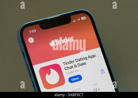 Die Tinder-App wird im App Store auf dem Bildschirm eines iPhone angezeigt. Tinder ist eine Online-Dating- und geosoziale Networking-Anwendung, die 2012 gestartet wurde. Stockfoto