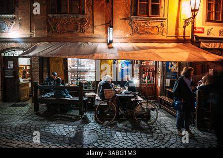 Straßen von Cesky Krumlov bei Sonnenuntergang Stockfoto