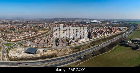 Panoramablick auf eine große Neubausiedlung am Rande einer britischen Stadt, die auf Grüngürtel gebaut wurde, weil eine Wohnsiedlung kürzer geworden ist Stockfoto