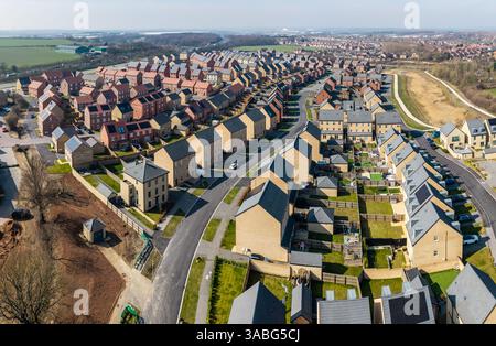 Luftpanorama-Landschaftsansicht eines großen Neubaus auf Grüngürtel wegen Wohnungsknappheit mit charakterlosem Tannendesign Stockfoto