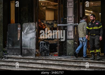 Torino, Italien. April 2025. I vigili del fuoco con l'area interessata dall'Incendio durante il principio di Incendio al Cinema Lux a Torino, Italia - Cronaca - mercoledi 2 aprile 2025 2024 - ( Foto Alberto Gandolfo/LaPresse ) Feuerwehrleute mit dem Gebiet, das während des Brandes im Kino Lux in Turin, Italien, Italien, am Mittwoch, April 2025 - News - ( Foto Alberto Gandolfo/LaPresse ) Credit: LaPresse Stockfoto