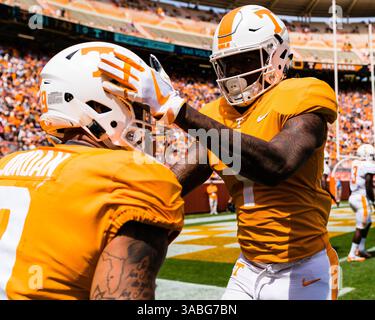 21. April 2018: Wide Receiver Marquez Callaway #1 der Tennessee Volunteers und Running Back Tim Jordan #9 der Tennessee Volunteers feiern ein Spiel während des Intrasquad-Scrimmage-Spiels der University of Tennessee Volunteers Orange and White im Neyland Stadium in Knoxville, TN Tim Gangloff/CSM(Credit Image: &Copy; Tim Gangloff/CSM via ZUMA Wire) Stockfoto