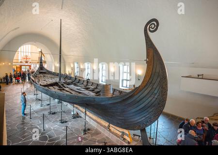 Wikingerschiffsmuseum Norwegen, Blick auf das Oseberger Schiff, das sich im Wikingerschiffsmuseum (Vikingskiphuset) in Bygdoy, Oslo, Norwegen befindet. Stockfoto