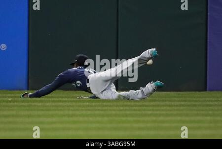 23. April 2018: Chicago, IL, USA - der Center Fielder Dee Gordon (9) der Seattle Mariners verpasst das rbi-Doppel von Chicago White Sox als Hitter Matt Davidson (24) während des ersten Inning ihres Spiels im garantierten Rate Field am Montag, 23. April 2018 in Chicago. (Bild: © Nuccio Dinuzzo/TNS via ZUMA Wire) Stockfoto