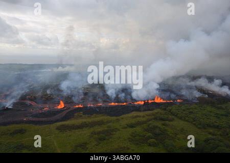 19. Mai 2018 - Hawaii, USA - Lavafrünne aus der Spalte 20 in der Lower East Rift Zone des Kilauea Volcano um 7:37 UHR HST. Der Ausbruch von Kilauea hat die Insel seit über zwei Wochen an mehreren Fronten getroffen. Ausbrechende Risse in der östlichen Grabenzone des Vulkans haben Dutzende von Strukturen zerstört, fast 2.000 Einwohner zwangsweise evakuiert und geschmolzenes Gestein ins Meer geschmolzen, wo es Lavaschleim oder „Lazze“ bildet, der Salzsäure und Dampf mit feinen Glaspartikeln in die Luft schickt. (Kreditbild: © USGS/ZUMA Wire/ZUMAPRESS.com) Stockfoto
