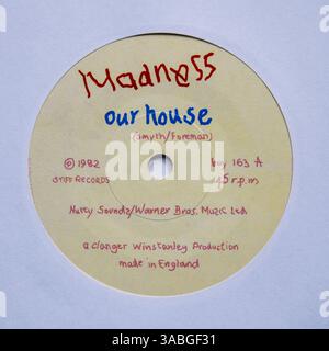 Center-Label der Sieben-Inch-Single-Version von Our House von Madness, die 1982 veröffentlicht wurde. Stockfoto