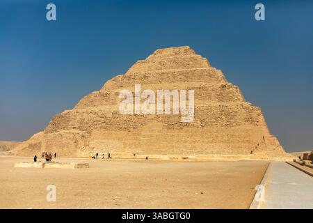 Kairo, Ägypten; 20. Januar 2024: Erkunden Sie Zosers Grand Step Pyramide in Sakkara, Ägypten, die Nekropole des antiken Memphis. Erleben Sie die Architektur Stockfoto