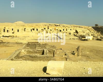 Kairo, Ägypten; 20. Januar 2024: Zeuge von Archäologen, die in Sakkara, der Memphis-Nekropole des alten Ägypten, graben. Erforschen Sie ihre Bemühungen, zu entmutigen Stockfoto