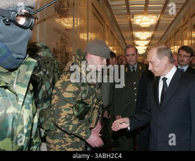 Cîâåùàíèå die maximale Kommandostruktur im Verteidigungsministerium der Russischen Föderation. In einem Bild: Der Präsident der Russischen Föderation Wladimir Putin kommuniziert mit den Pfadfindern GRU des gemeinsamen Stabes, die in Regimentalen gekleidet sind, mit denen die Bergdivisionen 2007 vollendet werden sollen. (Kreditbild: © PhotoXpress/ZUMA Press) EINSCHRÄNKUNGEN: NUR Nord- und Südamerika Rechte! Stockfoto