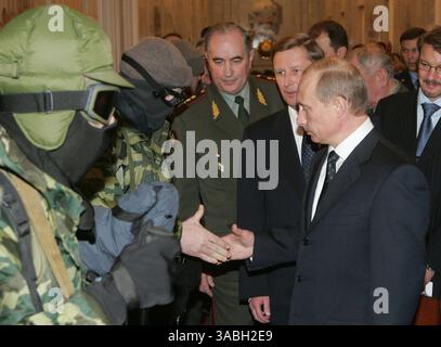 Cîâåùàíèå die maximale Kommandostruktur im Verteidigungsministerium der Russischen Föderation. In einem Bild: Der Präsident der Russischen Föderation Wladimir Putin kommuniziert mit den Pfadfindern GRU des gemeinsamen Stabes, die in Regimentalen gekleidet sind, mit denen die Bergdivisionen 2007 vollendet werden sollen. (Kreditbild: © PhotoXpress/ZUMA Press) EINSCHRÄNKUNGEN: NUR Nord- und Südamerika Rechte! Stockfoto