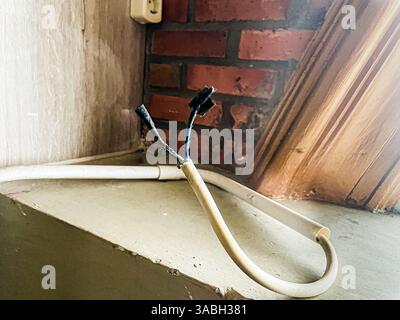 Das freiliegende Ende des Elektrokabels war beschädigt und nur mit Klebeband abgedeckt Stockfoto