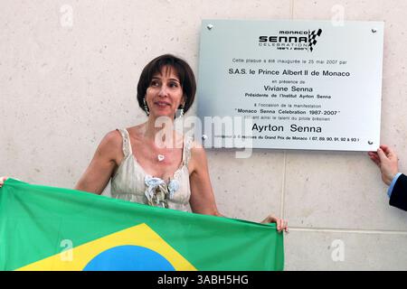 L bis R): Viviane Senna (BRA) und HSH Prinz Albert von Monaco zeigen eine Gedenktafel zum 20. Jahrestag des ersten GP-Sieges von Ayrton Senna in Monaco... Formel-1-Weltmeisterschaft, Rd 5, Grand Prix von Monaco, Monte-Carlo, Monaco, Freitag, 25. Mai 2007... DIGITALES BILD. (Kreditbild: ©Sutton Motorsports/ZUMA Press) EINSCHRÄNKUNGEN: NUR Nord- und Südamerika RECHTE! Stockfoto