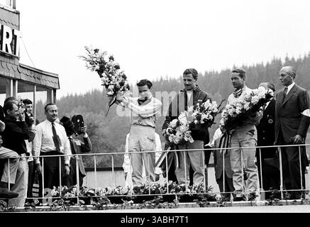 17. Juni 1962 - Spa-Francorchamps, Belgien - (Dateifoto) erster Platz JIM CLARK, links, zweiter Platz GRAHAM HILL, Mitte, und dritter Platz PHIL HILL, rechts, auf dem Podium nach dem Großen Preis von Belgien 1962. COLIN CHAPMAN von Lotus ist ganz links. (Kreditbild: © David Phipps/Sutton Motorsports/ZUMA Press) EINSCHRÄNKUNGEN: NUR RECHTE in Nord- und Südamerika! Stockfoto