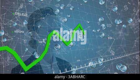 Bild der grünen Linie, Statistikverarbeitung mit Bitcoins über Geschäftsfrau Stockfoto