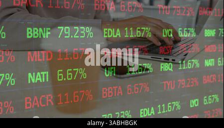 Bild der Verarbeitung von Finanzdaten über Frau mit Laptop Stockfoto