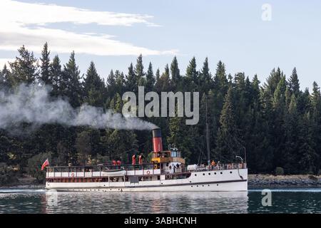 Kohledampfschiff TSS Earnslaw, Abfahrt zum Ausflug auf Lake Wakatipu, Queenstown, Neuseeland Stockfoto