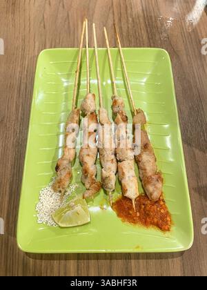 Sate Taichan, Chiken Satay gegrillt und ohne Erdnusswürze serviert, Blick von oben Stockfoto